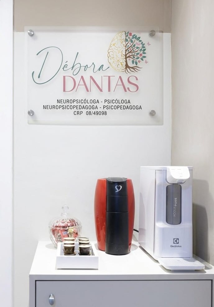Placa com a logomarca Débora Dantas na recepção
